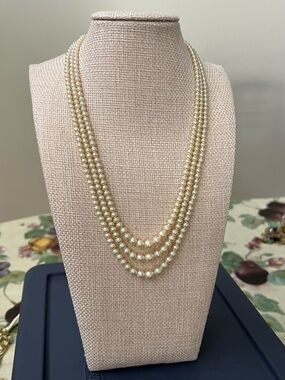 Elegant Triple-Strand Pearl Necklace in Cream